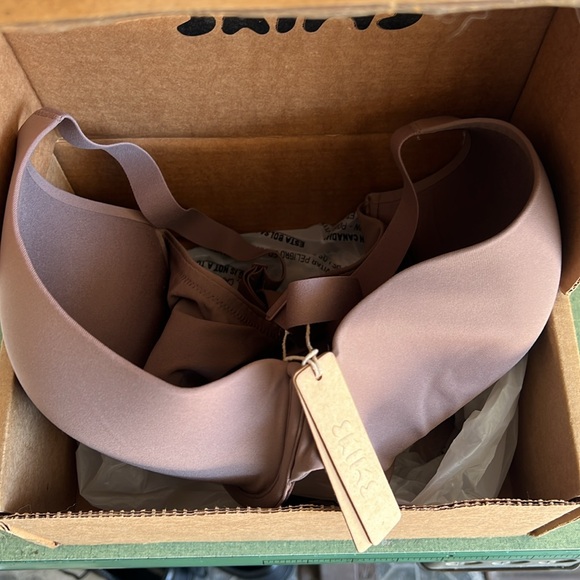 SKIMS Umber Plunge Bra - Picture 9 of 9